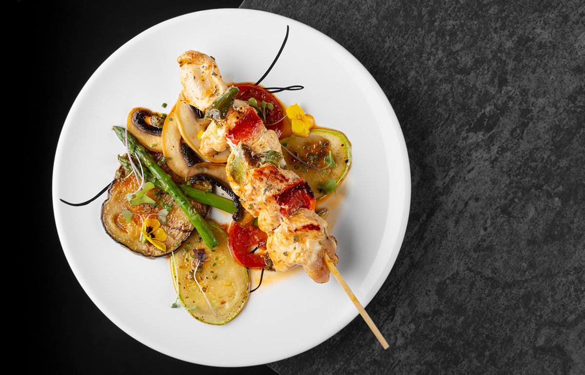 Brocheta de pavo provenzal con verduras a la plancha y salsa chimichurri Brocheta de pavo provenzal con verduras a la plancha y salsa chimichurri