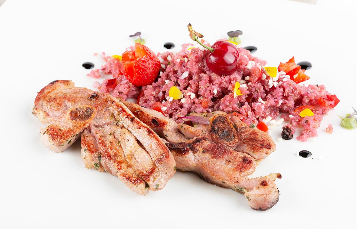 Chuleta de pavo al ajillo con ensalada de quinoa, aguacate, cebolla, remolacha, fresa y cerezas Chuleta de pavo al ajillo con ensalada de quinoa, aguacate, cebolla, remolacha, fresa y cerezas