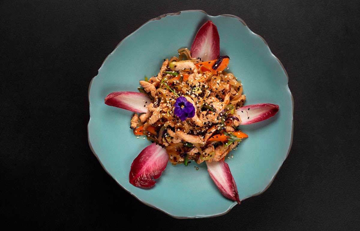 Filete de pavo tiernisimo al wok con verduras, anacardos, jengibre y fideos de arroz Filete de pavo tiernisimo al wok con verduras, anacardos, jengibre y fideos de arroz