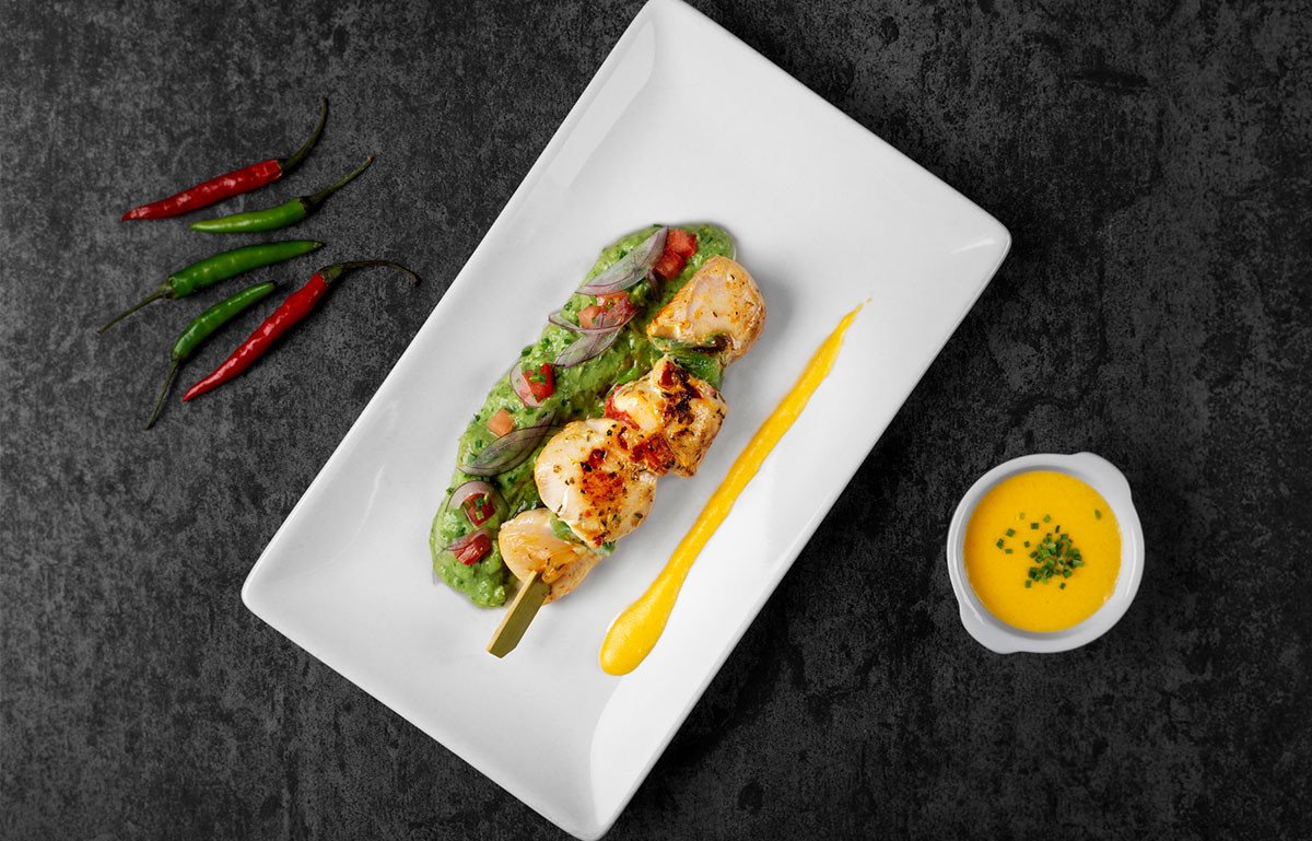 Minibrocheta tex - mex con guacamole y salsa de queso cheddar Minibrocheta tex - mex con guacamole y salsa de queso cheddar